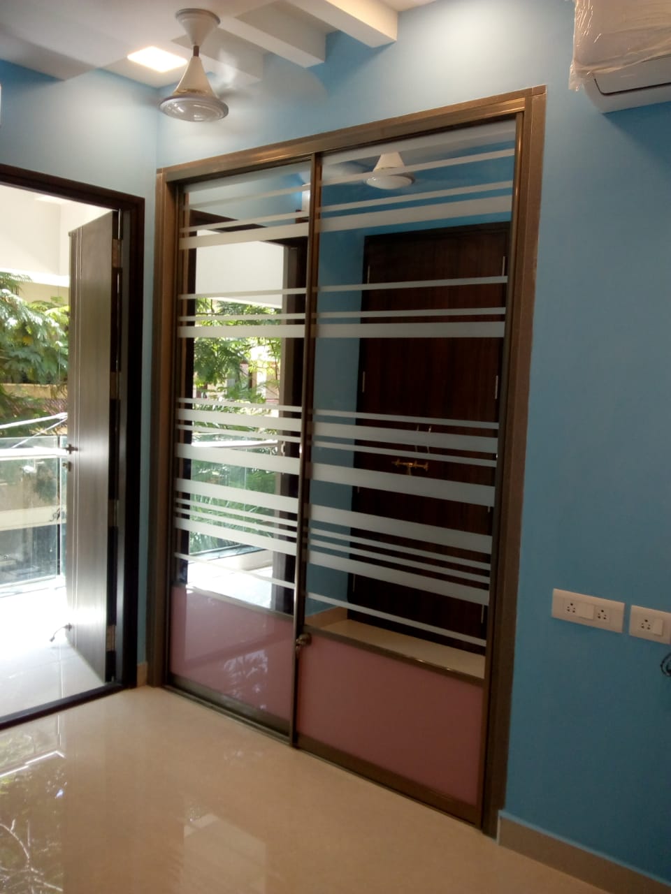 lowest-price-lacquer-glass-wardrobe-designs-in-gurgaon-gurugram-best-price-cheapest-price-glass-wardrobe-gurgaon-india